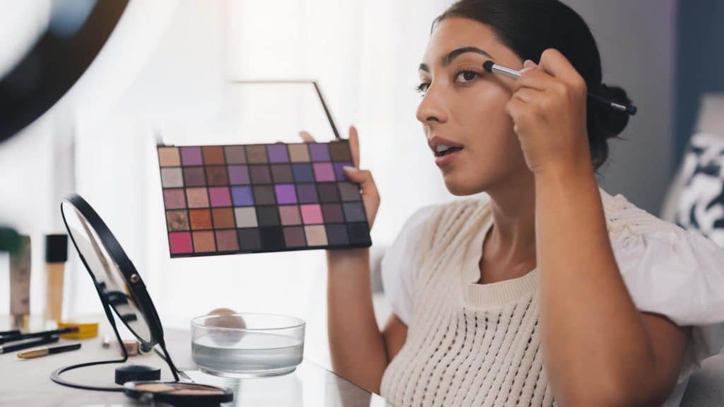 How do I put on eyeshadow?