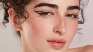 how to put on eyeliner