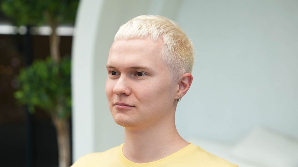 Platinum Beige Hair Shade Achievable Without Bleaching